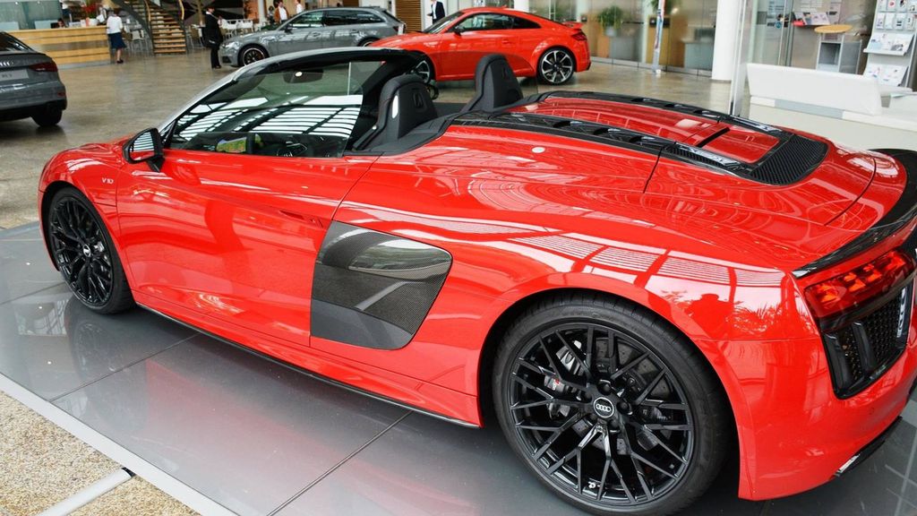 Cận cảnh siêu xe Audi R8 Spyder V10 Plus đỏ rực 