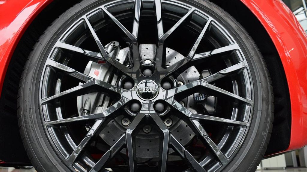 Cận cảnh siêu xe Audi R8 Spyder V10 Plus đỏ rực 