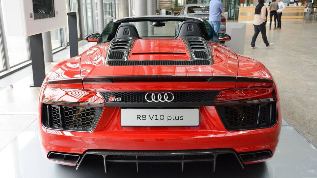 Cận cảnh siêu xe Audi R8 Spyder V10 Plus đỏ rực 