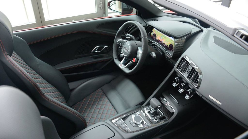 Cận cảnh siêu xe Audi R8 Spyder V10 Plus đỏ rực 