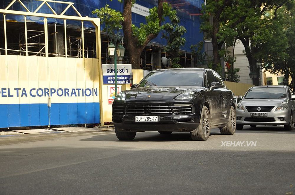 Porsche Cayenne S 2018 đầu tiên về Việt Nam ra biển trắng