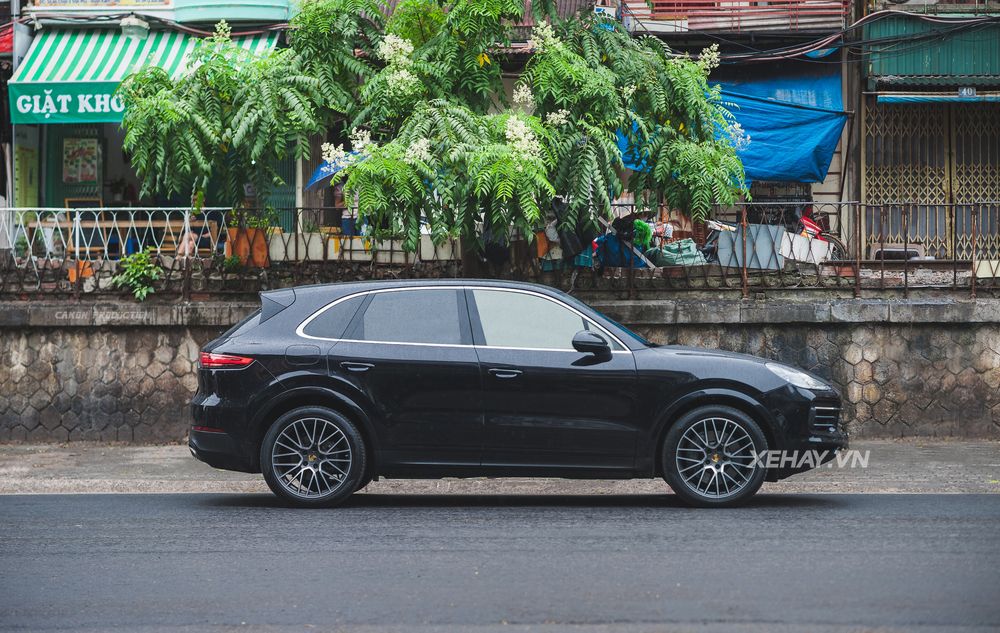 Porsche Cayenne S 2018 đầu tiên về Việt Nam ra biển trắng