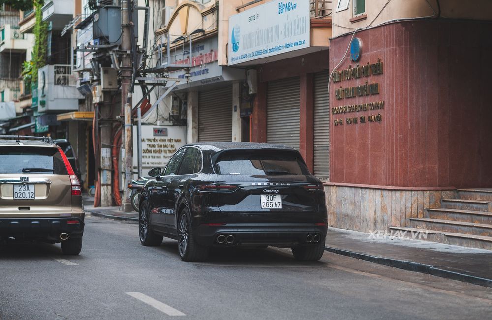 Porsche Cayenne S 2018 đầu tiên về Việt Nam ra biển trắng