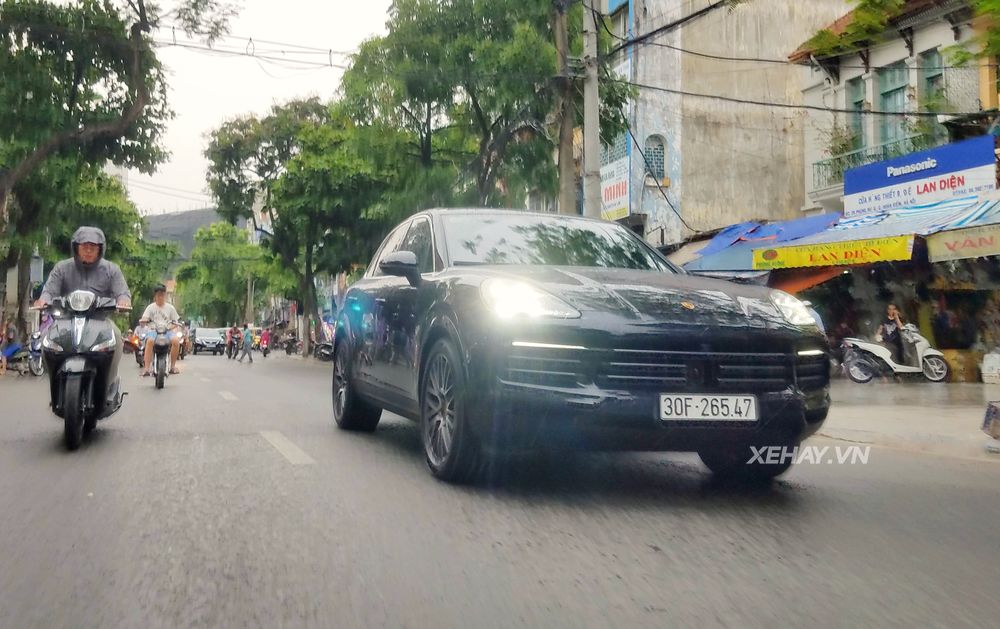 Porsche Cayenne S 2018 đầu tiên về Việt Nam ra biển trắng