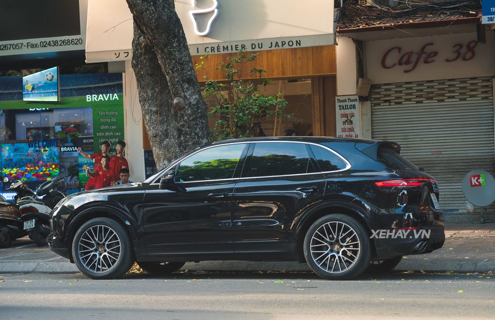 Porsche Cayenne S 2018 đầu tiên về Việt Nam ra biển trắng