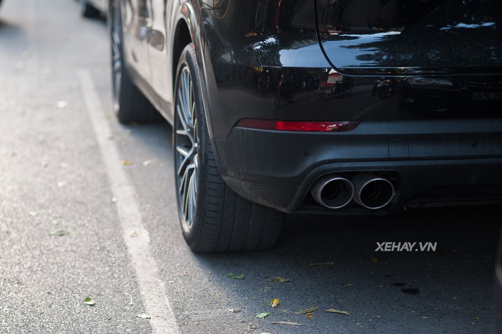 Porsche Cayenne S 2018 đầu tiên về Việt Nam ra biển trắng