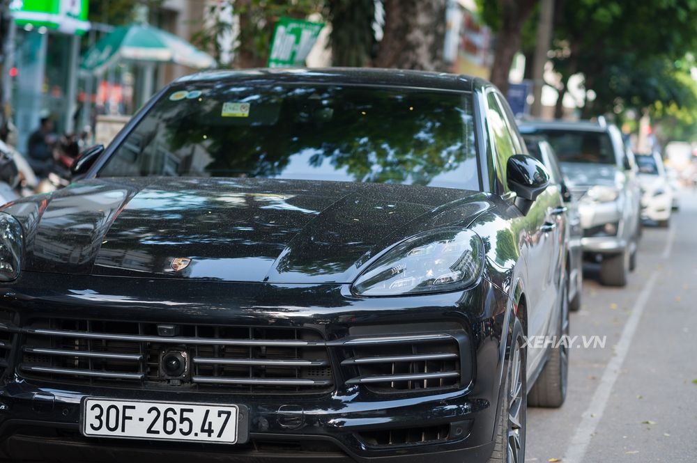 Porsche Cayenne S 2018 đầu tiên về Việt Nam ra biển trắng