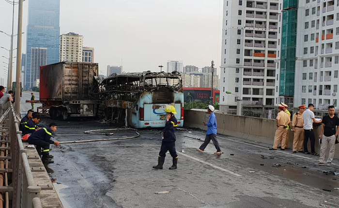 Hà Nội: Lật xe tải, cháy xe khách khiến 2 người thương vong