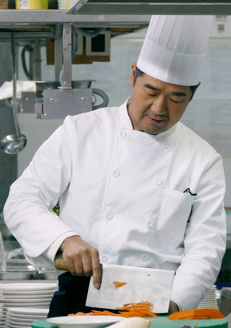 Gặp lại Trương Quốc Lập trong vai trò... đầu bếp
