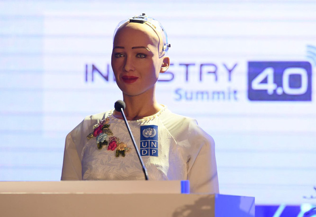 Robot đầu tiên có quyền con người đến Việt Nam, chia sẻ về 4.0