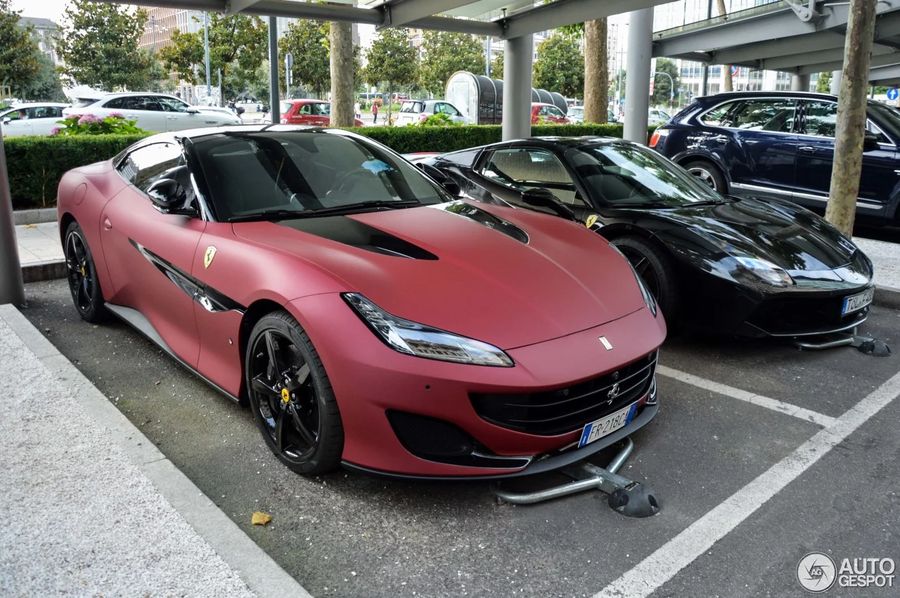 Bắt gặp siêu xế Ferrari Portofino độc đáo với ngoại thất tông đỏ - đen sơn mờ