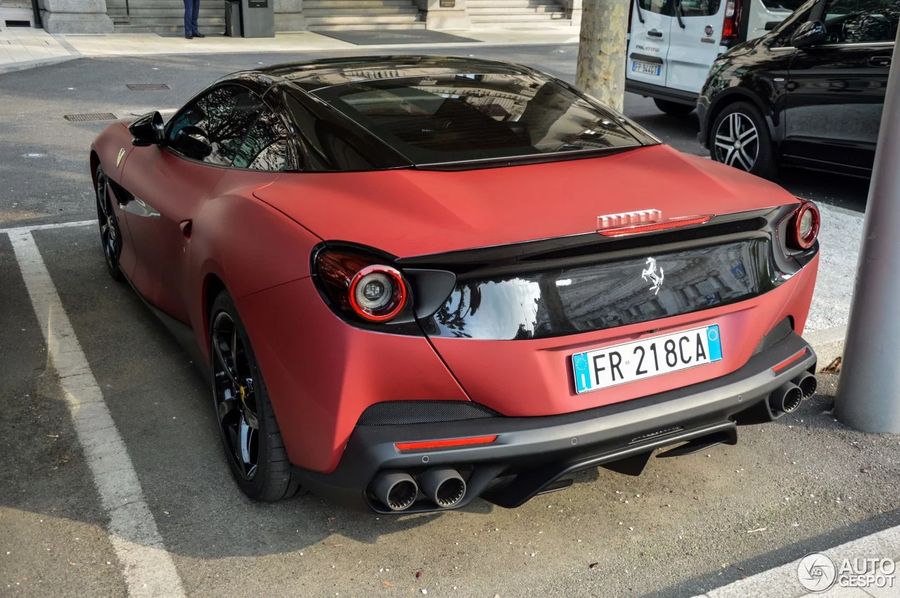 Bắt gặp siêu xế Ferrari Portofino độc đáo với ngoại thất tông đỏ - đen sơn mờ