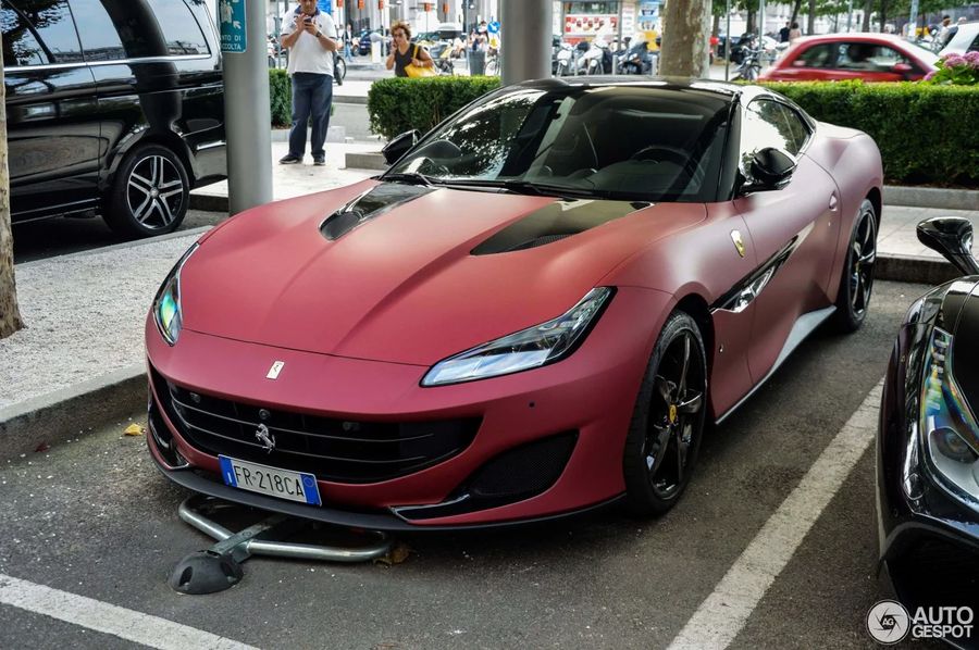 Bắt gặp siêu xế Ferrari Portofino độc đáo với ngoại thất tông đỏ - đen sơn mờ