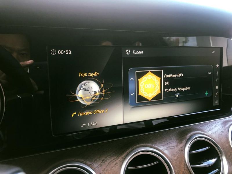 Mercedes-Benz Việt Nam giới thiệu phiên bản nâng cấp E200 đời 2018, giá không đổi từ 2,099 tỷ đồng