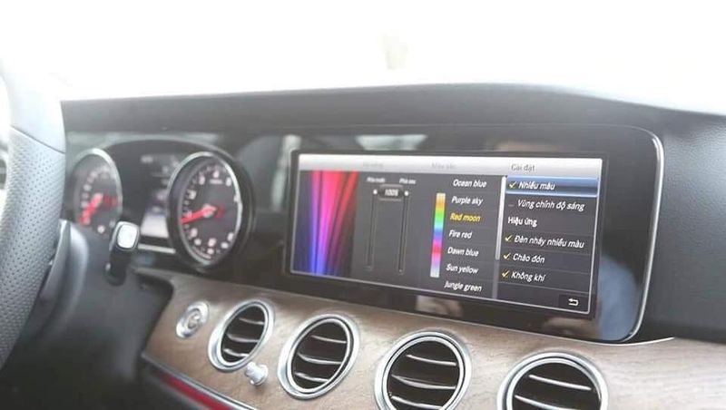 Mercedes-Benz Việt Nam giới thiệu phiên bản nâng cấp E200 đời 2018, giá không đổi từ 2,099 tỷ đồng