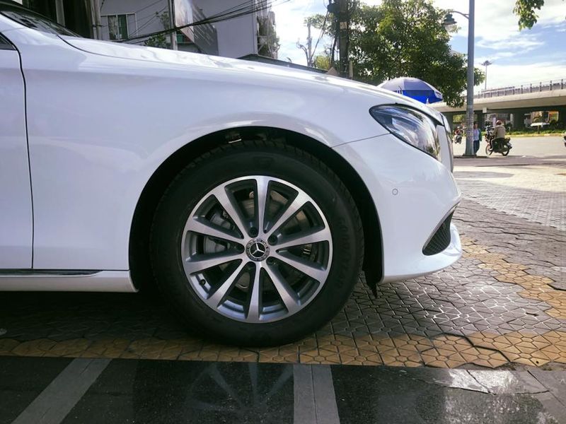Mercedes-Benz Việt Nam giới thiệu phiên bản nâng cấp E200 đời 2018, giá không đổi từ 2,099 tỷ đồng