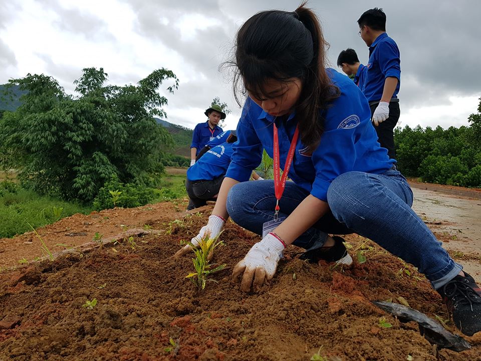 Sinh viên Học viện Quản lý giáo dục tình nguyện ở Ba Chẽ