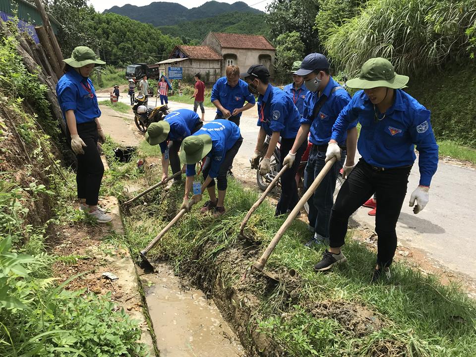 Sinh viên Học viện Quản lý giáo dục tình nguyện ở Ba Chẽ