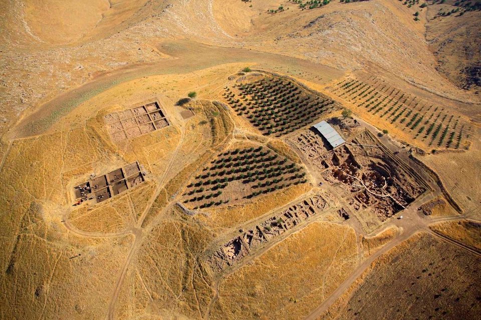 Di chỉ khảo cổ Göbekli Tepe nằm ở phía Đông Nam Anatolia (Thổ Nhĩ Kỳ) gồm nhiều công trình kiến trúc cổ xưa, được xây dựng từ năm 9.600 đến 8.200 trước Công Nguyên, bởi những nhóm người du mục sinh sống bằng săn bắt thú, đánh cá và hái lượm.