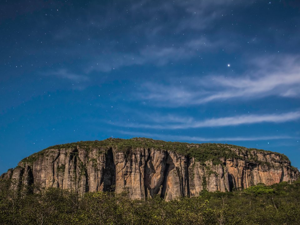 Được công nhận là vườn quốc gia từ năm 1989, Chiribiquete nằm ở Colombia, nổi tiếng là một trong những quần thể sinh học đa dạng, lớn nhất khu vực Amazon. Vườn còn là nơi lưu giữ nhiều dấu tích của người cổ xưa với hơn 75.000 bức vẽ có tuổi thọ hơn 20.000 năm trong 60 hang đá.