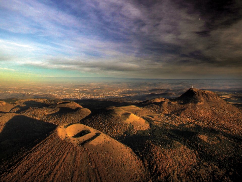 Chaine des Puys nằm ở miền Trung nước Pháp, gồm 80 ngọn núi lửa đã ngừng hoạt động, trải dài 40km. Để tới được đỉnh núi lửa cao nhất tại đây, khách du lịch phải di chuyển bằng tàu hỏa.