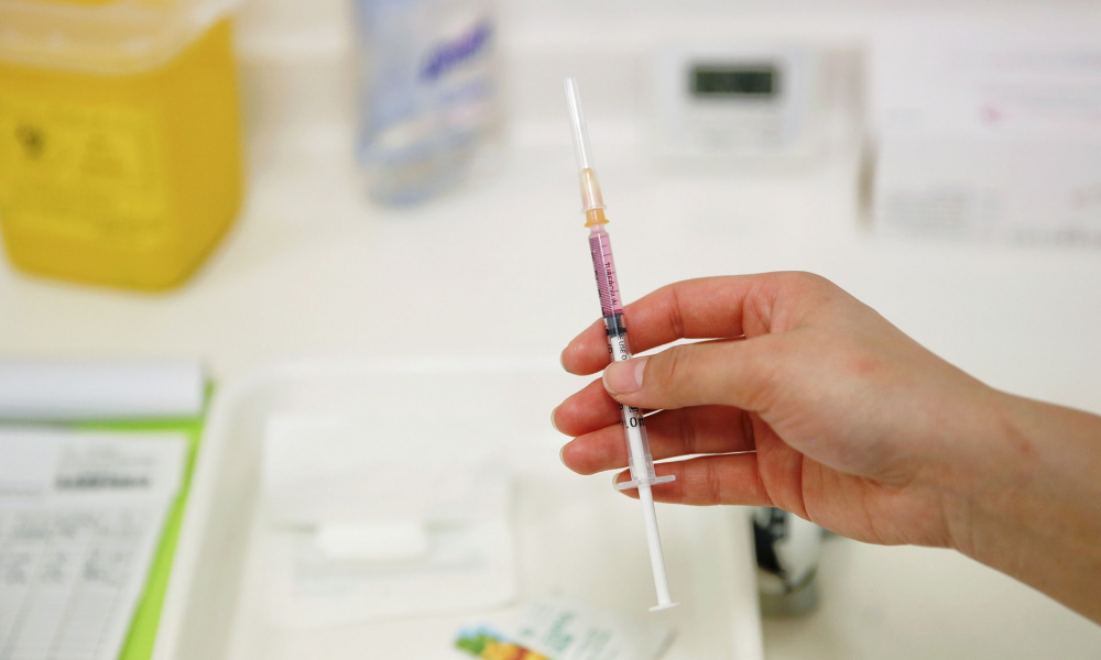 Một y tá chuẩn bị vắc-xin để tiêm cho trẻ tại một bệnh viện ở Bắc Kinh, Trung Quốc (Ảnh: Reuters)