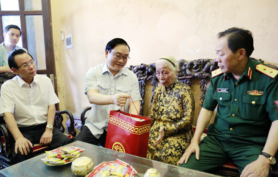 Bí thư Thành ủy Hoàng Trung Hải thăm, tặng quà các gia đình chính sách tiêu biểu