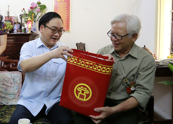 Bí thư Thành ủy Hoàng Trung Hải thăm, tặng quà thương binh Vũ Thái Dương