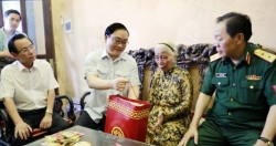 Bí thư Thành ủy Hoàng Trung Hải thăm, tặng quà các gia đình chính sách tiêu biểu