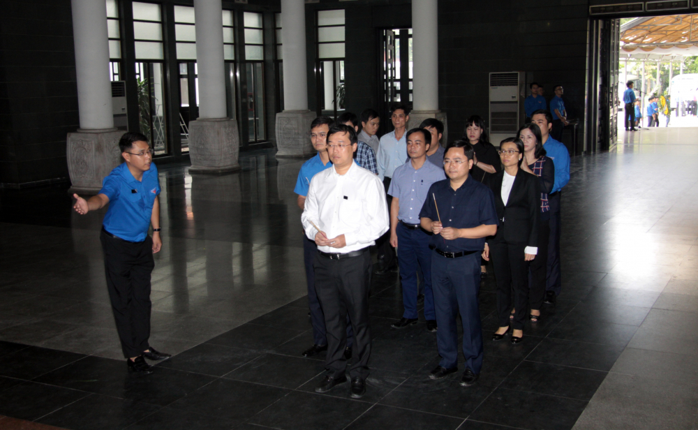 Ủy viên Dự khuyết BCH Trung ương Đảng, Bí thư Thứ nhất BCH Trung ương Đoàn Lê Quốc Phong cùng các đồng chí thuộc Trung ương Đoàn đến viếng lễ tang đồng chí Vũ Hữu Loan