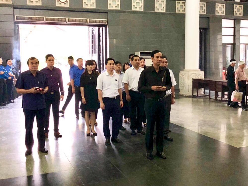 Phó Bí thư Thành ủy Hà Nội Đào Đức Toàn cùng các đồng chí lãnh đạo các Ban đảng Thành ủy Hà Nội đến viếng đồng chí Vũ Hữu Loan.