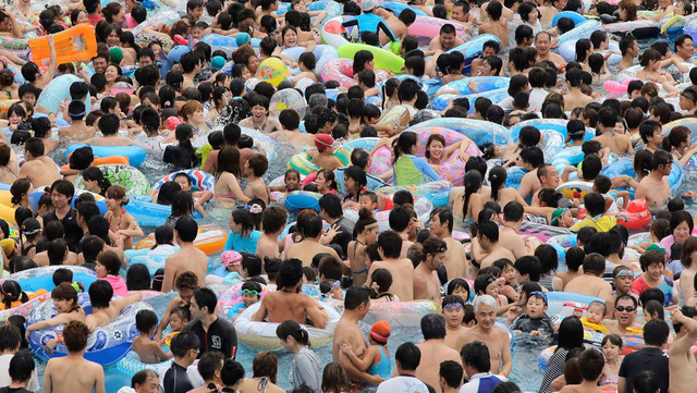 Người dân Tokyo, Nhật Bản đổ xô đến công viên nước (Ảnh: Masabe)