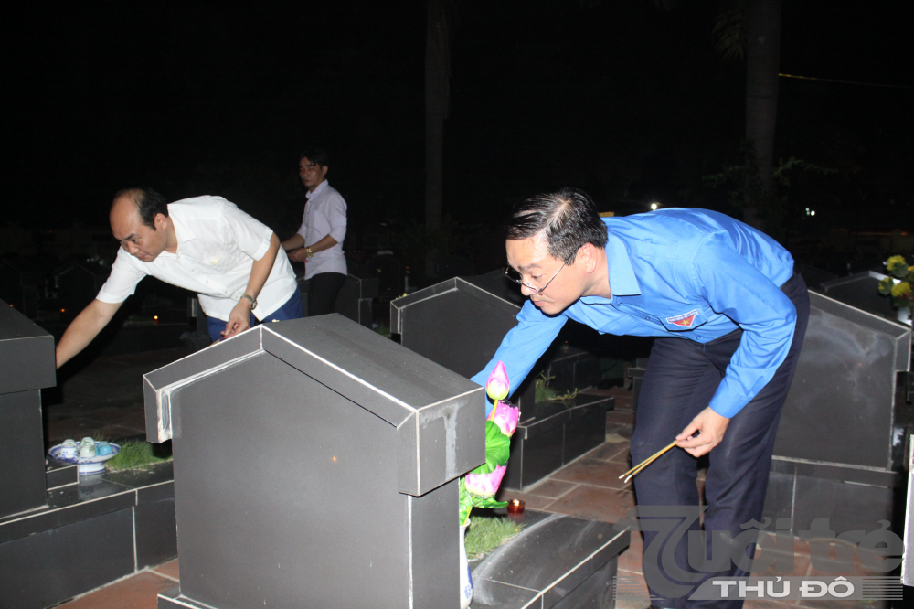 Đồng chí Nguyễn Ngọc Việt, Bí thư Thành đoàn, Chủ tịch Hội LHTN Việt Nam TP Hà Nội và đồng chí Nguyễn Việt Phương, Phó Bí thư Thường trực Huyện ủy Thanh Trì thắp hương tại nghĩa trang liệt sĩ Ngọc Hồi