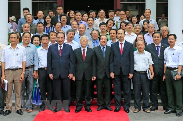 Tổng Bí thư Nguyễn Phú Trọng, Chủ tịch nước Trần Đại Quang với các đại biểu tham dự lễ kỷ niệm (Ảnh: Nhan Sáng/TTXVN)