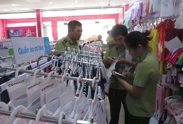Tạm giữ hàng nghìn sản phẩm không rõ nguồn gốc xuất xứ của Con Cưng