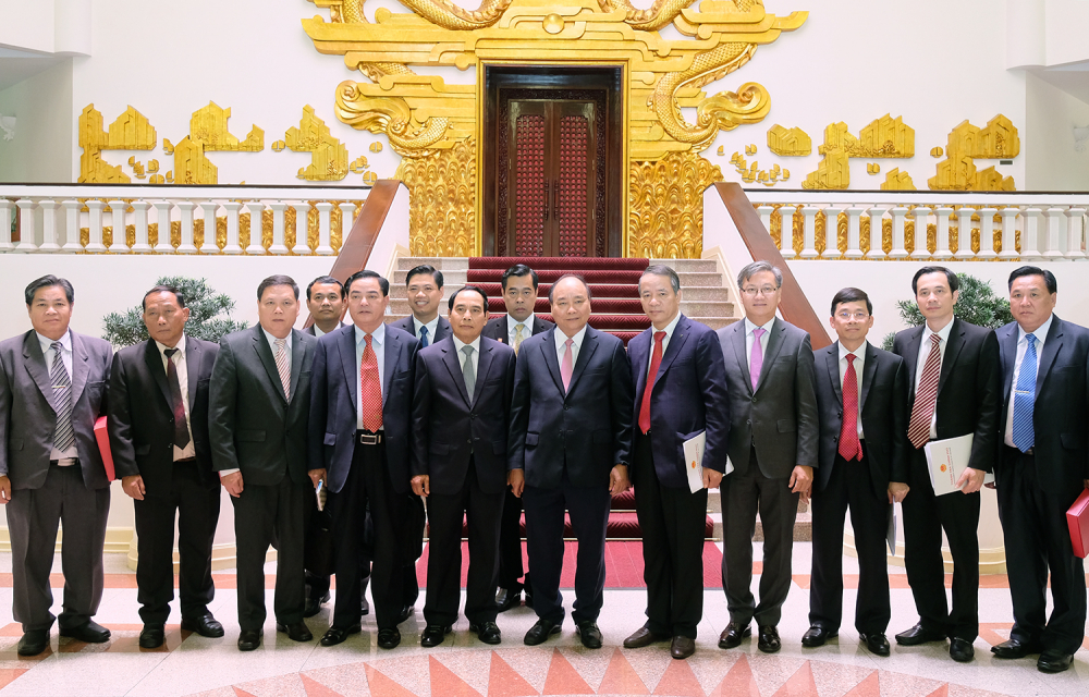 Thủ tướng Nguyễn Xuân Phúc, Phó Thủ tướng Lào Bounthong Chitmany và các đại biểu hai quốc gia