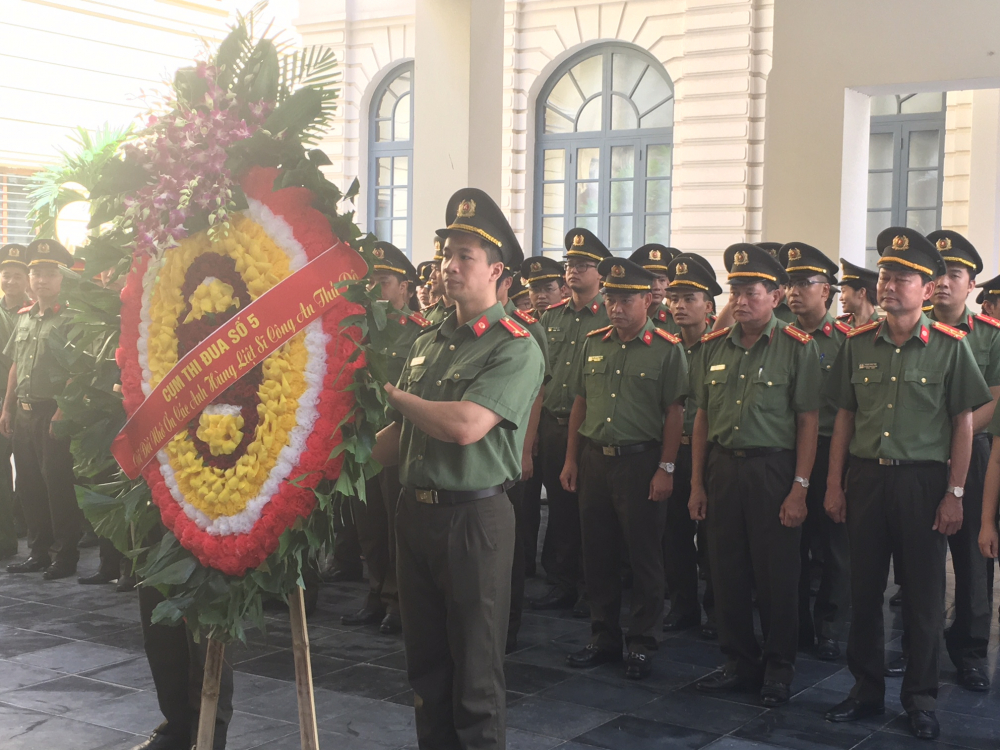 Công an Hà Nội dâng hương tưởng niệm các Anh hùng liệt sĩ Công an Thủ đô