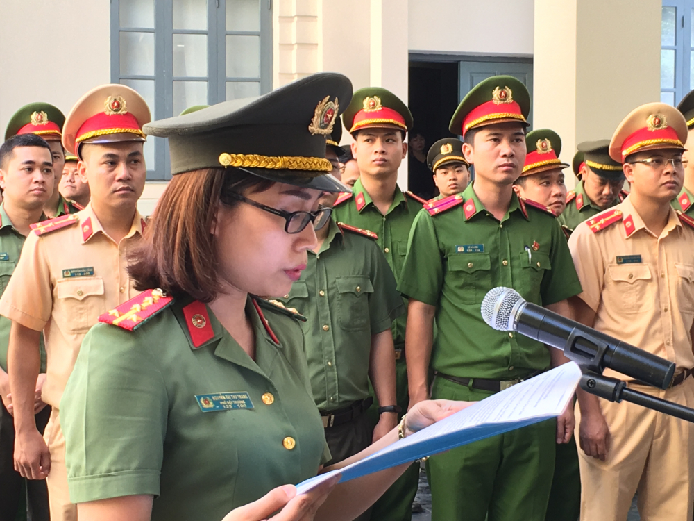 Đồng chí Nguyễn Thị Thu Trang, Bí thư đoàn cơ sở Phòng Tham mưu bày tỏ xúc động trước các Anh hùng liệt sĩ