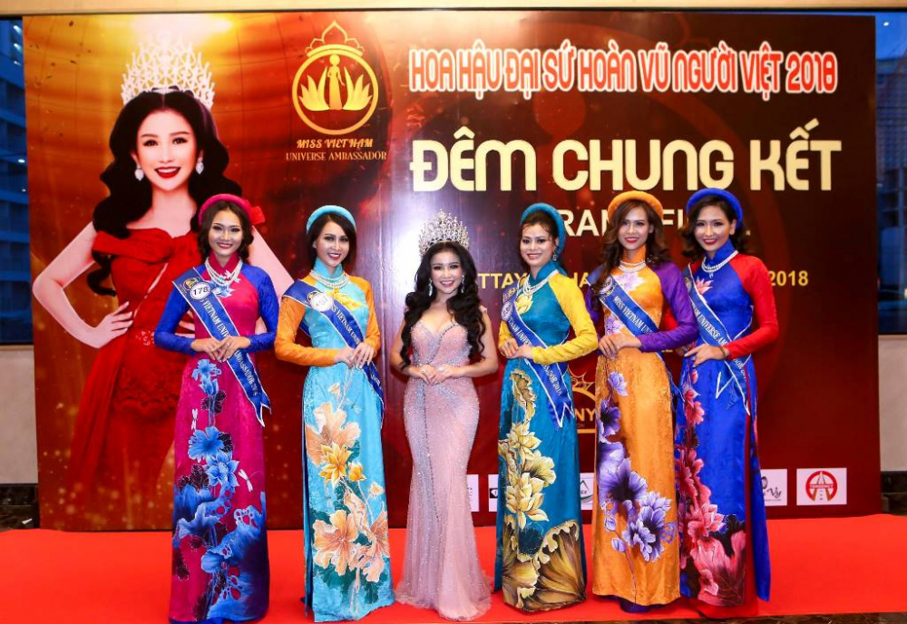 Các thí sinh trong phần trình diễn áo dài