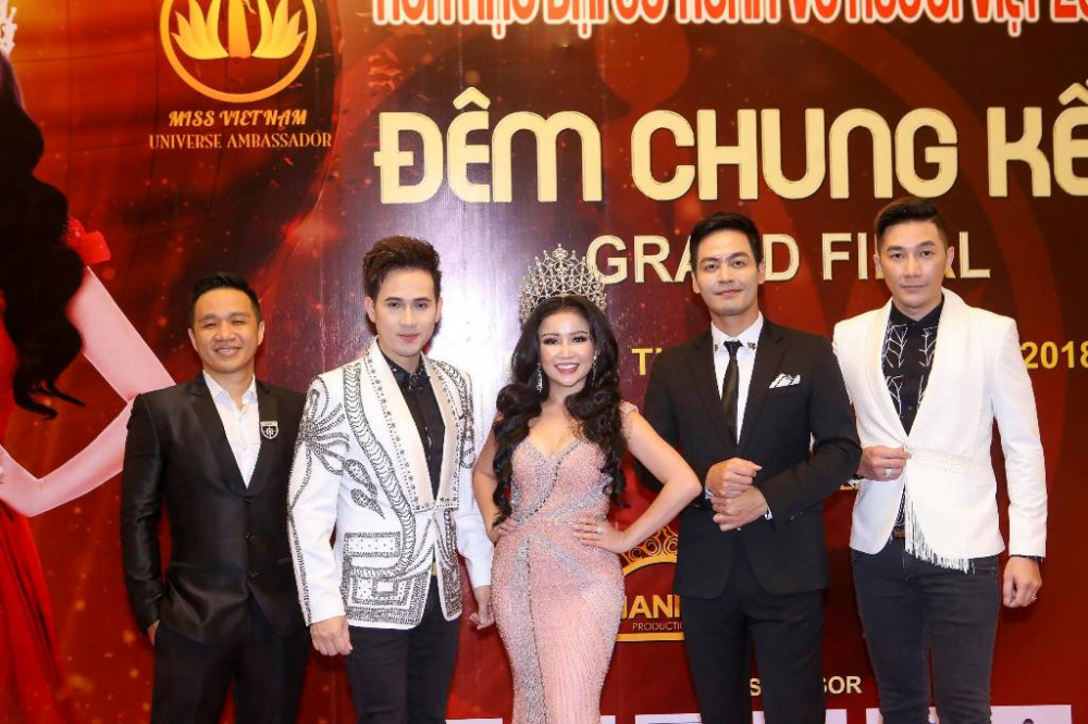 Hoa hậu Janny Thủy Trần (giữa) và các giám khảo