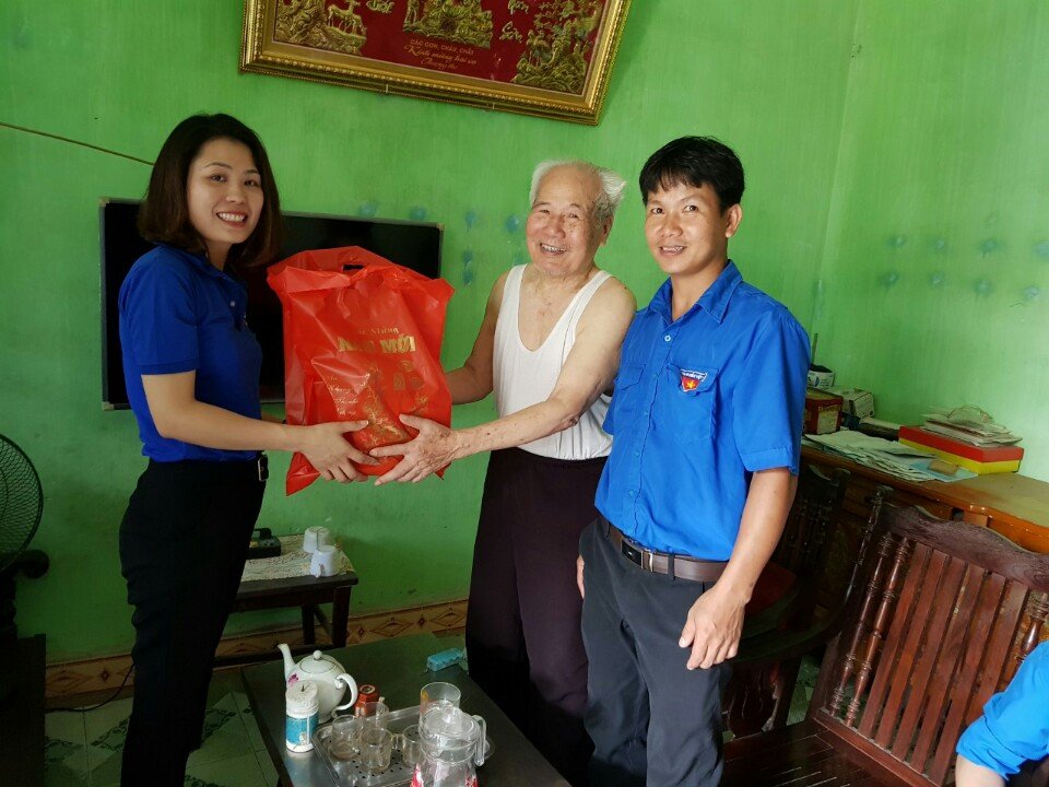 Đại diện tuổi trẻ huyện Thạch Thất trao quà cho người có công với cách mạng