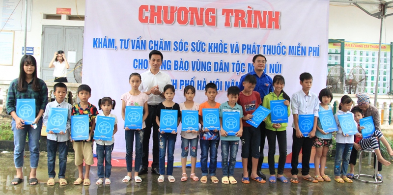 Đồng chí Nguyễn Ánh Dương, Phó Trưởng ban Dân tộc thành phố và đồng chí Nguyễn Ngọc Việt, Bí thư Thành đoàn, Chủ tịch Hội LHTN thành phố Hà Nội tặng quà tới thanh, thiếu nhi dân tộc, miền núi có hoàn cảnh khó khăn