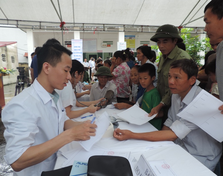 Đông đảo người dân tại ba xã Yên Bình, Yên Trung và Tiến Xuân (Thạch Thất, Hà Nội) đến khám bệnh