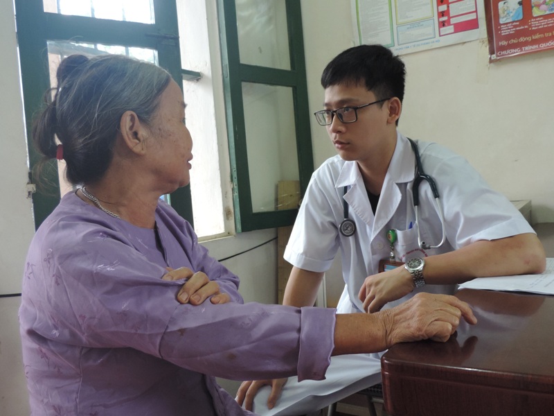 Người dân được thăm khám và tư vấn sức khỏe về tim mạch, tai mũi họng...