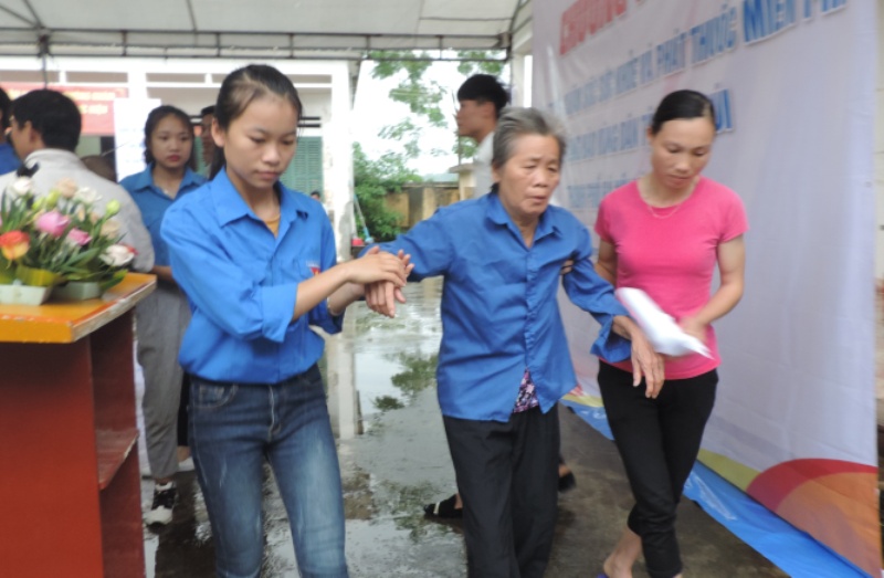 Đoàn viên, thanh niên nhiệt hỗ trợ người dân tới khám bệnh