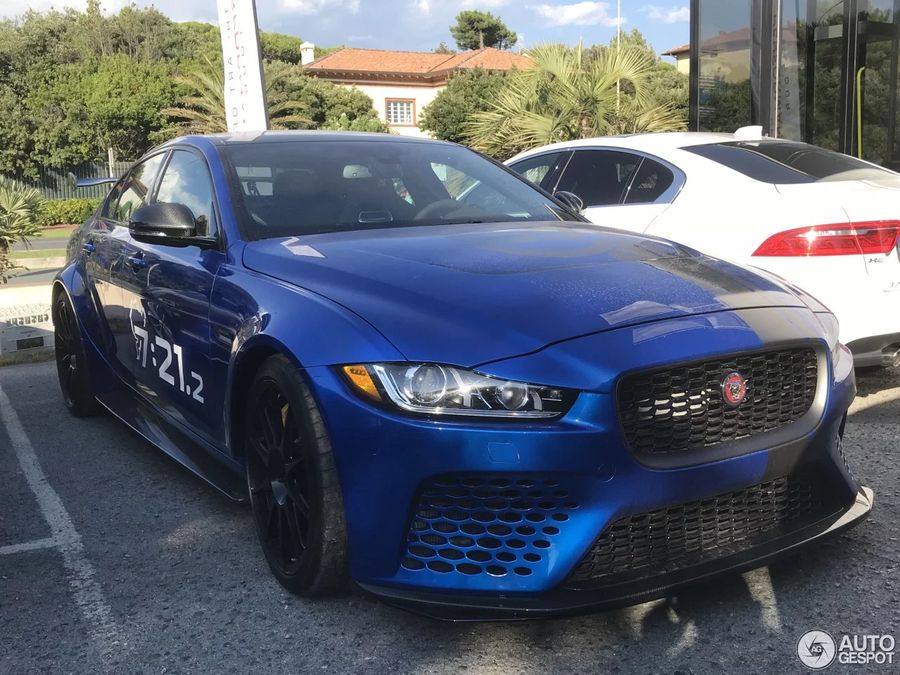 Jaguar XE SV Project 8 - đỉnh cao của sedan hiệu suất xuất hiện đầy mê hoặc ngoài đời thực