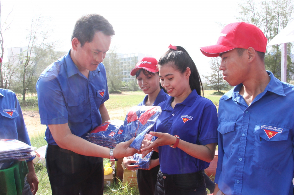 Đồng chí Nguyễn Kim Quy - Phó Chủ tịch Trung ương Hội Liên hiệp thanh niên Việt Nam - Trưởng ban Tổ chức Chiến dịch trao quà cho thanh niên tình nguyện làm sạch biển