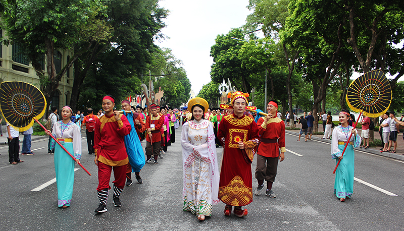 Sau màn biểu diễn, các đoàn nghệ thuật bắt đầu diễu hành quanh hồ Hoàn Kiếm.