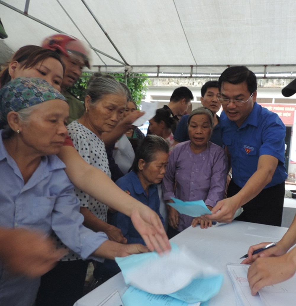 Bí thư Thành đoàn Hà Nội ân cần thăm hỏi, hướng dẫn bà con nhân dân đến khám bệnh