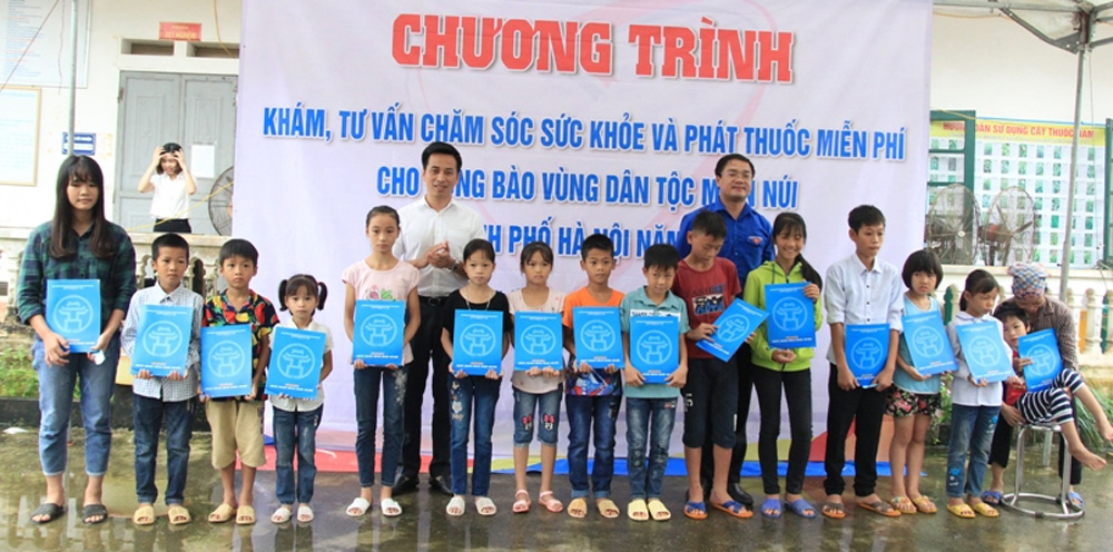 Các em thiếu nhi có hoàn cảnh khó khăn vươn lên học tốt nhận quà từ Thành đoàn Hà Nội